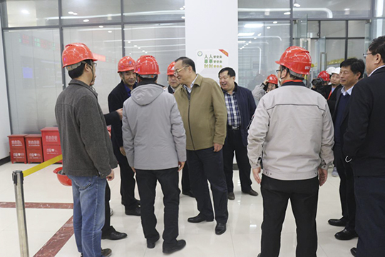 濮陽(yáng)市副市長(zhǎng)黃守璽與集團(tuán)公司副總經(jīng)理吳新宇、翟武漢在現(xiàn)場(chǎng)交談