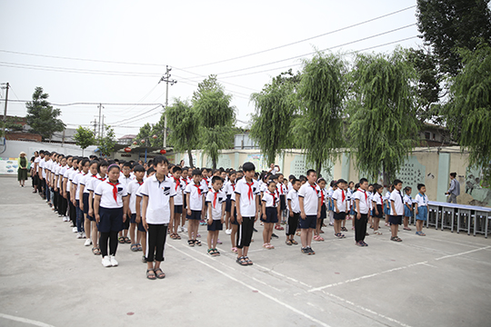 李士屯小學(xué)全體學(xué)生列隊參加捐助儀式