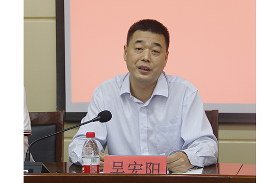 鄭州大學(xué)副校長、校體委主任吳宏陽在儀式上致辭