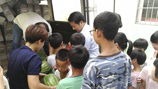 孩子們開心地領取捐助物資