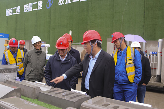 河南省住建廳副廳長鞏魁生、建管處處長千戰(zhàn)應、副處長郭歌舞視察現(xiàn)場