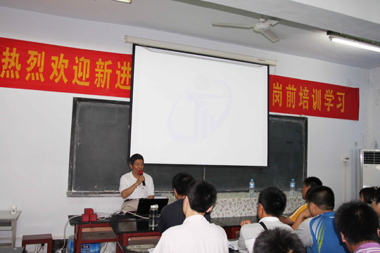 公司有關(guān)專業(yè)人員在為大學生講課