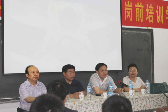 公司總經(jīng)理牛小昌、黨委書記張會民到場與大學生親切交流