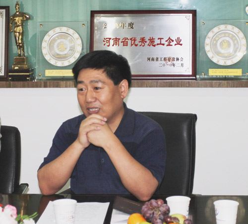 公司黨委書記張會民在會上講話