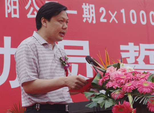 公司總經(jīng)理牛小昌作為參建單位代表在會上第一個表態(tài)發(fā)言