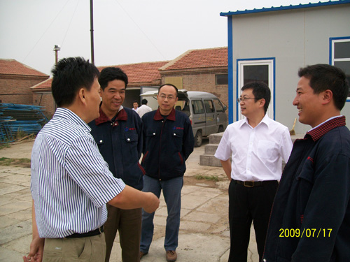 公司領(lǐng)導(dǎo)就經(jīng)營(yíng)工作與項(xiàng)目部干部職工親切交流