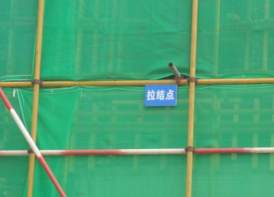 腳手架連墻桿處懸掛“拉結(jié)點”標識牌