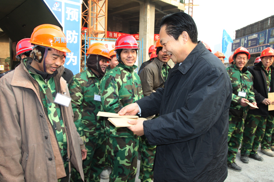 劉洪濤廳長向現(xiàn)場農(nóng)民工發(fā)放慰問金