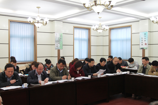 參會人員認(rèn)真聽取報(bào)告