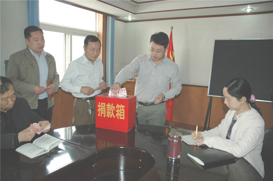 大家伸出援之手，將善款連同愛心與真情投入捐款箱中