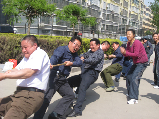 拔河比賽隊員卯足了勁