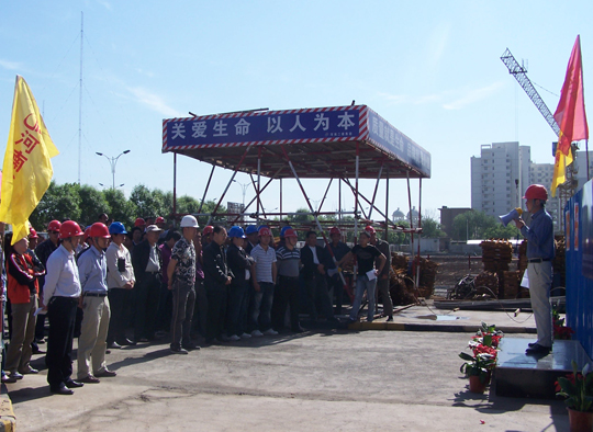 50多家建筑單位代表在現(xiàn)場(chǎng)觀摩學(xué)習(xí)