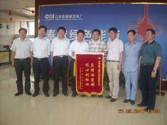 集團公司副總經(jīng)理崔向軍代表公司接受錦旗并與甲方領(lǐng)導(dǎo)合影