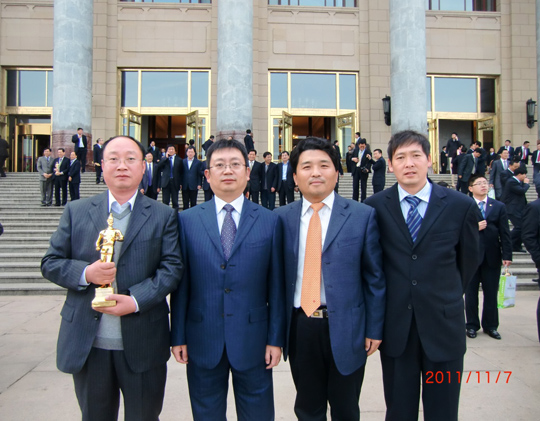 董事長黃道元和總工程師王慶偉、項目經(jīng)理雒加巖、李海峰在人民大會堂前合影