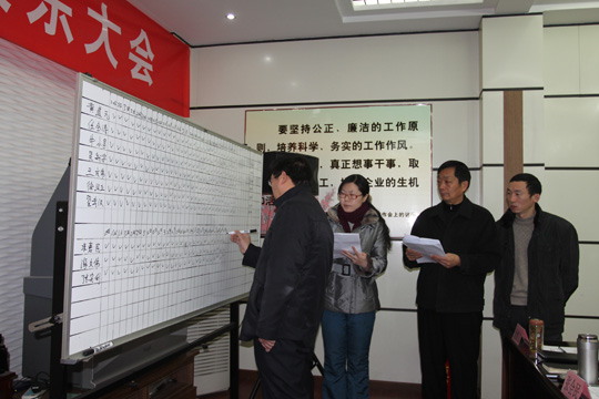 大會監(jiān)票人、計票人正在統(tǒng)計選舉票數(shù)
