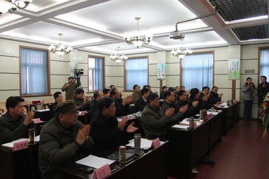 股東熱烈鼓掌通過各項決議