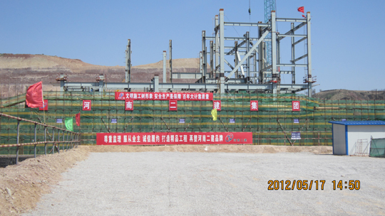 新元潔能電廠主廠房腳手架搭設(shè)規(guī)范,施工現(xiàn)場整潔、基坑防護(hù)到位