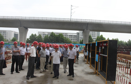 與會人員在建設(shè)大廈參觀施工現(xiàn)場(水電安裝施工樣板)