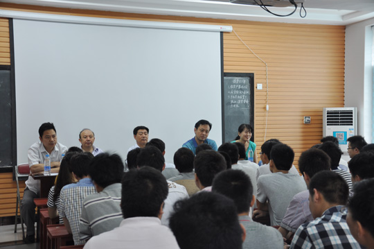 公司領(lǐng)導(dǎo)參加新員工培訓(xùn)會(huì)，對(duì)新員工提出要求和希望