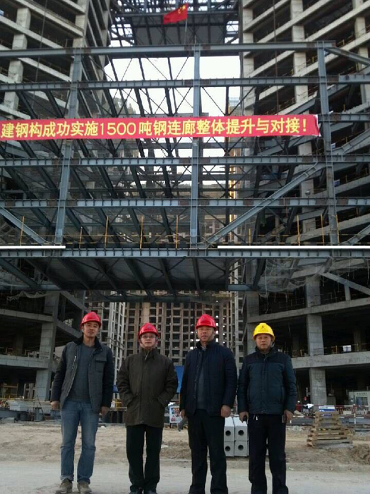 黃道元董事長親臨現(xiàn)場視察指導(dǎo),為全體指戰(zhàn)人員帶來很大鼓舞.jpg