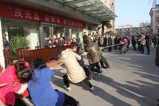 拔河比賽競爭激烈、勢均力敵