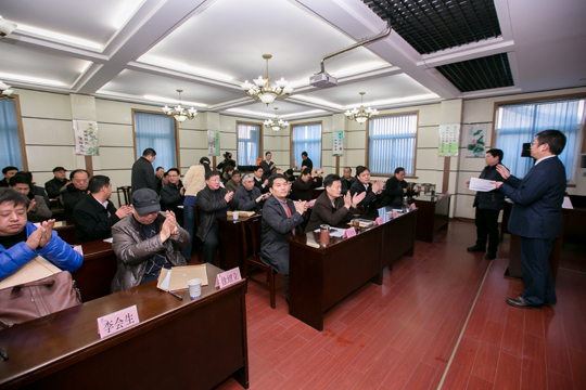 股東熱烈鼓掌通過(guò)各項(xiàng)決議