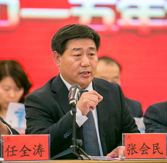 張會(huì)民書記主持年會(huì)