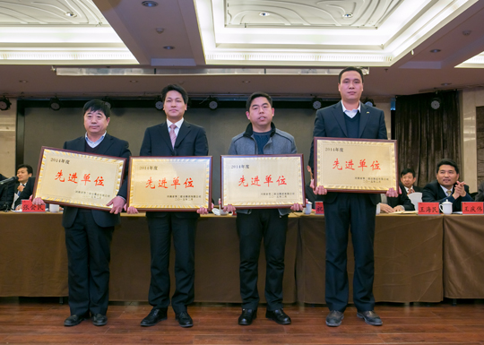 先進(jìn)單位合影