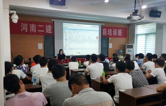河南師范大學(xué)商學(xué)院朱建教授為大家講述禮儀知識