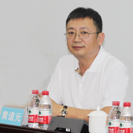 集團(tuán)公司董事長黃道元在會(huì)上為來訪領(lǐng)導(dǎo)和專家解答疑問