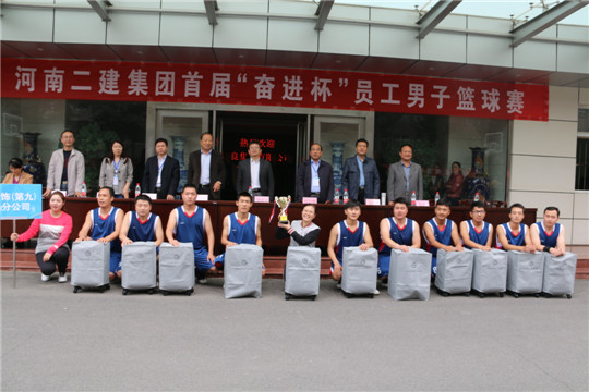 集團公司領(lǐng)導(dǎo)與冠軍團隊合影留念