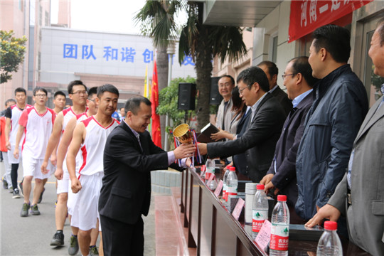 集團公司董事長黃道元等領(lǐng)導(dǎo)為獲獎團隊頒獎