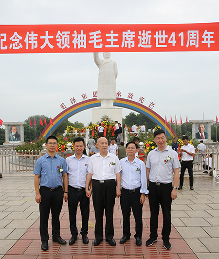 集團公司祝建明等領導和中建協(xié)吳濤副會長參觀南街村并合影
