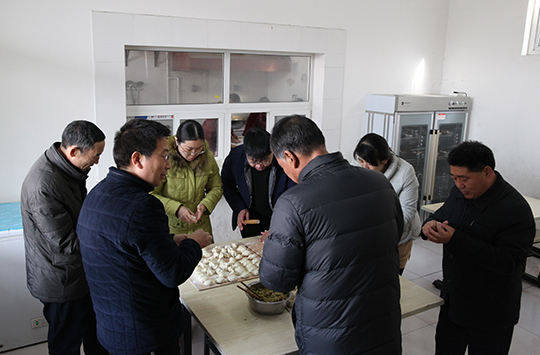 開開心心為孩子們包餃子