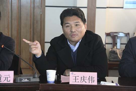 集團(tuán)公司副董事長王慶偉主持會議