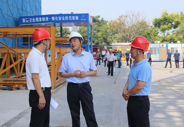 牛小昌副董事長陪同鄭州大學吳宏陽副校長現(xiàn)場觀摩 .jpg 牛小昌副董事長陪同鄭州大學吳宏陽副校長現(xiàn)場觀摩 .jpg