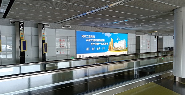 2、機(jī)場(chǎng)廣告現(xiàn)場(chǎng)圖.jpg 2、機(jī)場(chǎng)廣告現(xiàn)場(chǎng)圖.jpg