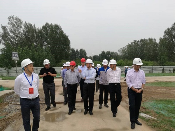 李愛慶董事長(zhǎng)一行深入施工現(xiàn)場(chǎng)視察指導(dǎo)工作