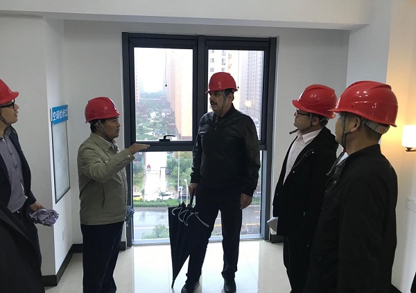 01集團副董事長王慶偉向卡馬爾一行講解守拙園公寓樣板間.jpg 01集團副董事長王慶偉向卡馬爾一行講解守拙園公寓樣板間.jpg