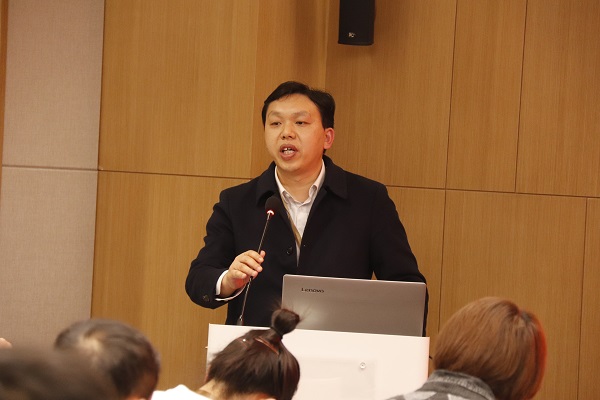 6、集團(tuán)公司總工程師蘇群山主持會(huì)議 .JPG