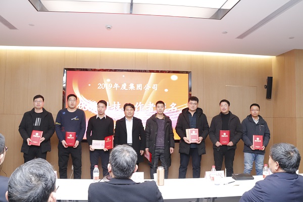 11、集團(tuán)公司副董事長(zhǎng)、技術(shù)委員會(huì)主任王慶偉為“優(yōu)秀科技工作者提名”頒發(fā)榮譽(yù)證書.JPG 11、集團(tuán)公司副董事長(zhǎng)、技術(shù)委員會(huì)主任王慶偉為“優(yōu)秀科技工作者提名”頒發(fā)榮譽(yù)證書.JPG