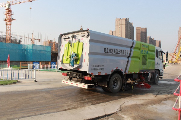 05、專業(yè)機(jī)械清掃道路.JPG 05、專業(yè)機(jī)械清掃道路.JPG