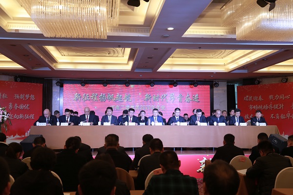6出席會議的公司領(lǐng)導(dǎo).JPG 6出席會議的公司領(lǐng)導(dǎo).JPG