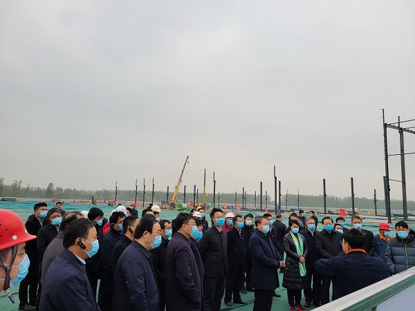 濮陽各級領(lǐng)導(dǎo)在聽取濮耐項目匯報.jpg 濮陽各級領(lǐng)導(dǎo)在聽取濮耐項目匯報.jpg
