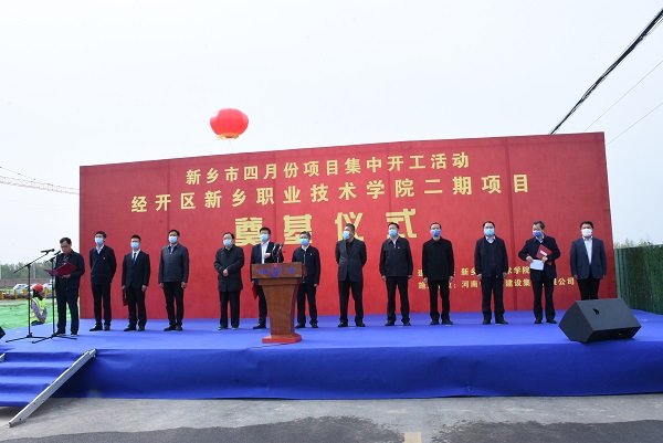1出席項(xiàng)目奠基儀式的領(lǐng)導(dǎo).jpg 1出席項(xiàng)目奠基儀式的領(lǐng)導(dǎo).jpg
