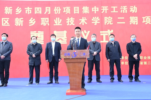 4??偘l(fā)表講話.jpg 4??偘l(fā)表講話.jpg
