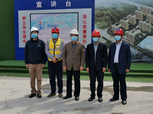鄭州大學(xué)校長劉炯天與項目主要參建人員合影留念.jpg 鄭州大學(xué)校長劉炯天與項目主要參建人員合影留念.jpg