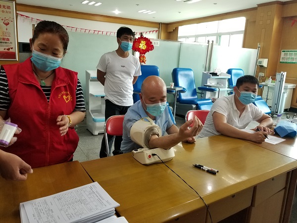 獻血員工正在進行血壓和血常規(guī)檢查.jpg 獻血員工正在進行血壓和血常規(guī)檢查.jpg