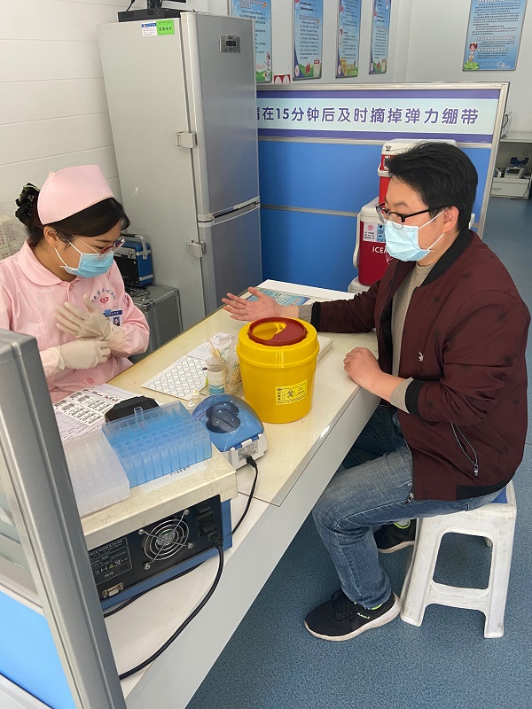 獻血員工正在進行血壓和血常規(guī)檢查2.jpg 獻血員工正在進行血壓和血常規(guī)檢查2.jpg