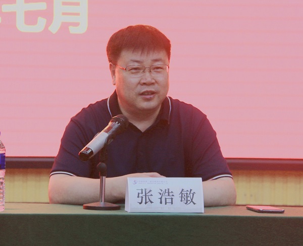 集團(tuán)公司人力資源總監(jiān)張浩敏就新員工個(gè)人成長(zhǎng)作分享交流.jpg 集團(tuán)公司人力資源總監(jiān)張浩敏就新員工個(gè)人成長(zhǎng)作分享交流.jpg